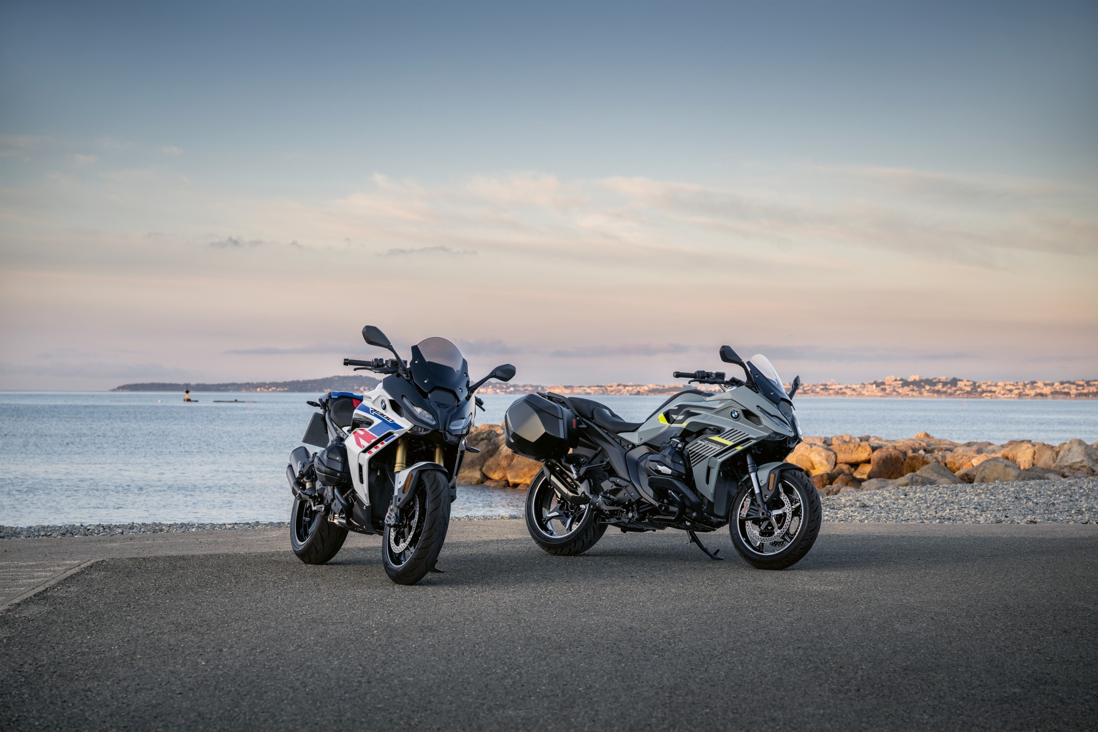 Dos motocicletas BMW RS frente al mar